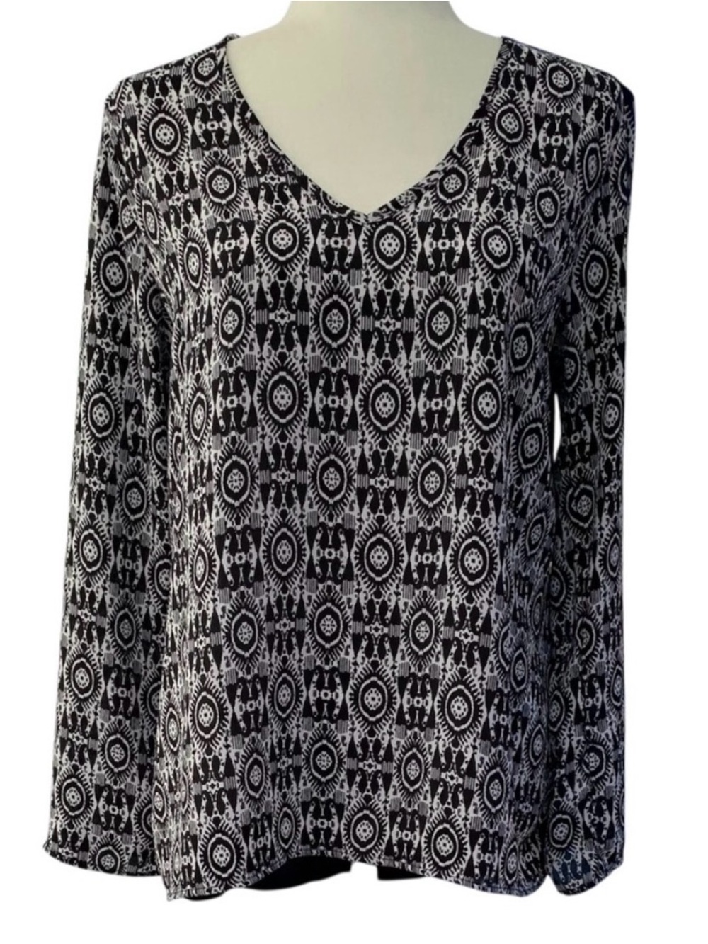 Femme by Tresics Black and White Tribal Pattern Long-Sleeve V-Neck Top ~ M